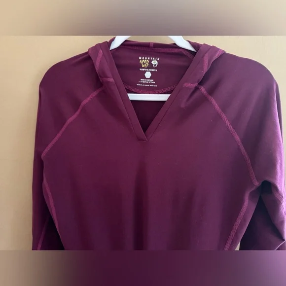 Mountain Hardware Buttery Top Base Layer with Hood and Thumb Holes Burgandy Yoga - Picture 9 of 13